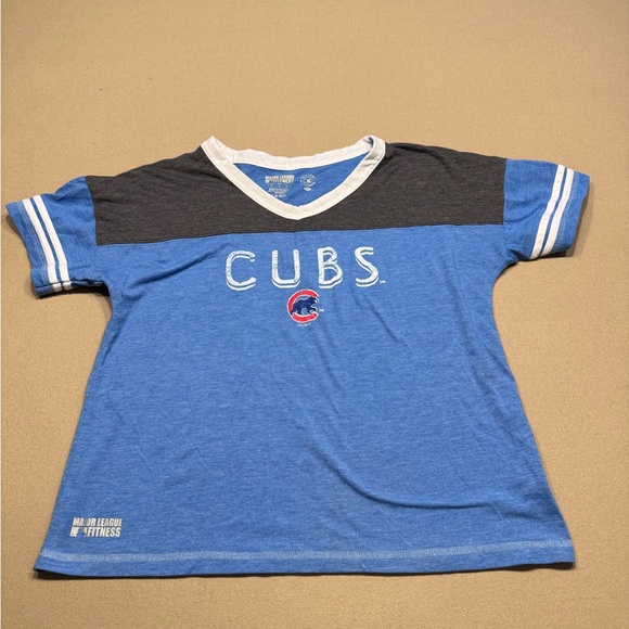 Major League Fitness Tops - Chicago Cubs Women's V-Neck Short Sleeve Tee in Blue and Charcoal